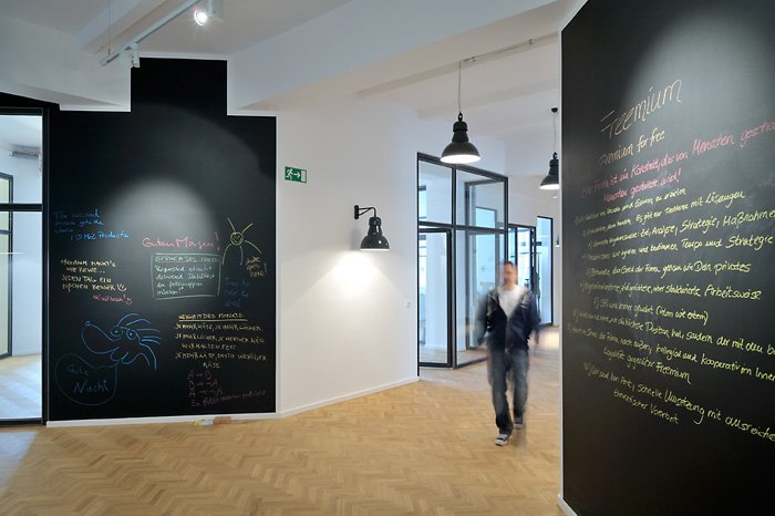 辦公室裝修風(fēng)格,廣州裝飾公司,冷色調(diào)辦公室設(shè)計,海博裝飾.jpg 辦公室裝修風(fēng)格,廣州裝飾公司,冷色調(diào)辦公室設(shè)計,海博裝飾.jpg